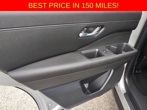 Used 2025 Nissan Pathfinder SL AWD/4WD image 16
