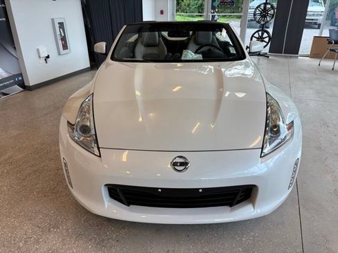 Used 2014 Nissan 370Z Touring RWD image 7
