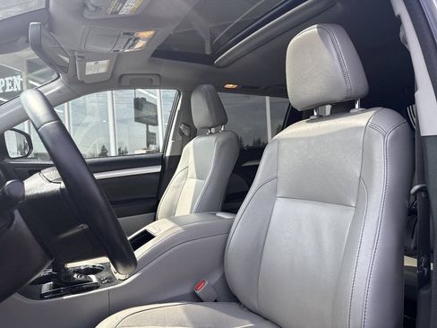 Used 2017 Toyota Highlander XLE AWD/4WD image 31
