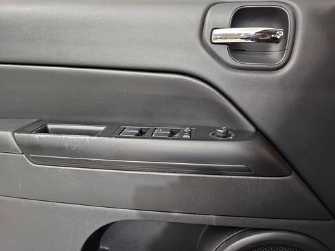 Used 2014 Jeep Patriot Latitude image 26