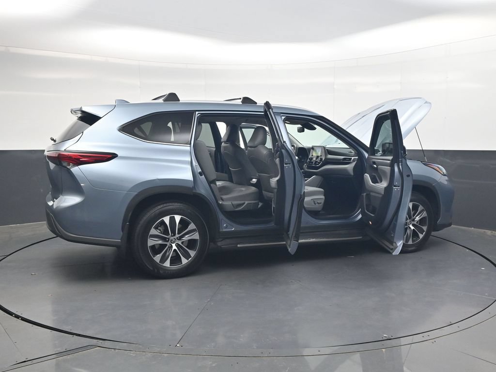 Used 2022 Toyota Highlander XLE FWD image 39