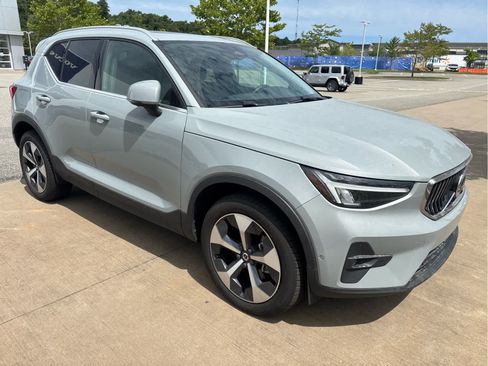 Used 2025 Volvo XC40 B5 Plus AWD/4WD image 3