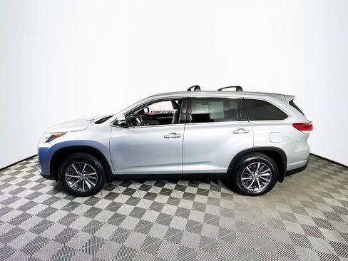 Used 2019 Toyota Highlander XLE AWD/4WD image 4