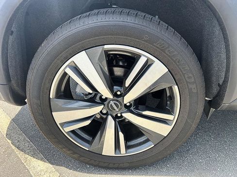 Certified 2025 Nissan Rogue SL FWD image 11