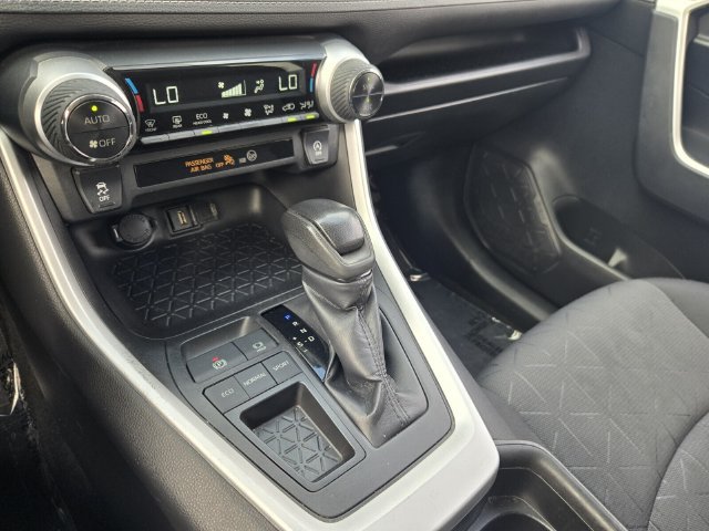 Used 2021 Toyota RAV4 XLE w/ Convenience Package FWD image 21