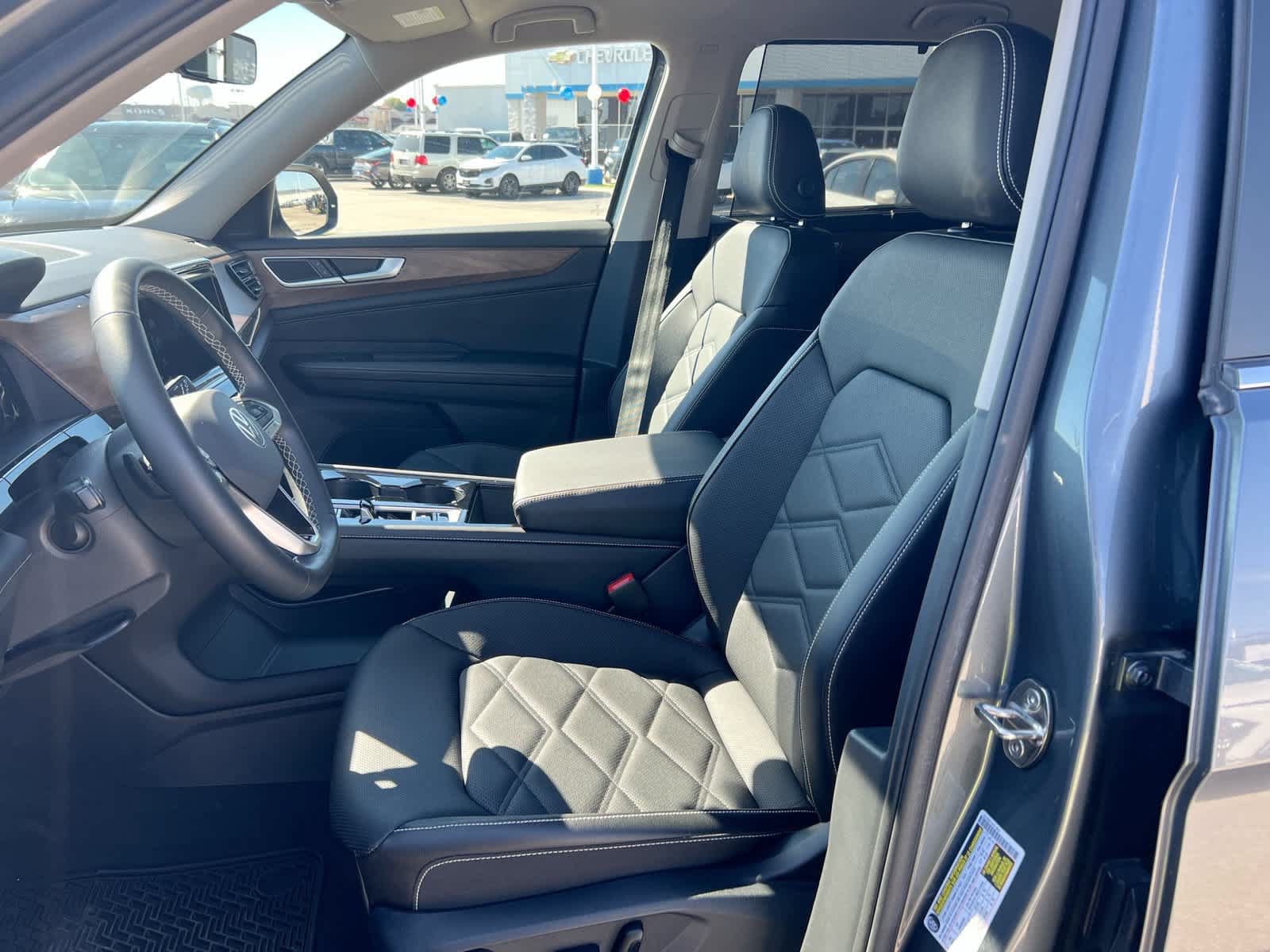 Used 2024 Volkswagen Atlas SE w/ Black Wheel Package FWD image 19