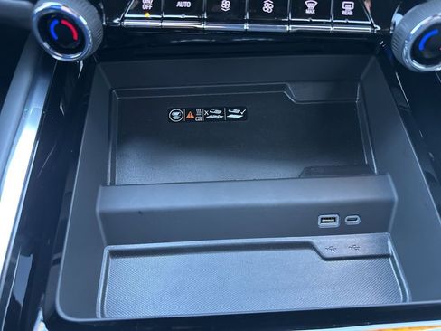 Used 2025 Chevrolet Suburban LT w/ Comfort Package image 5