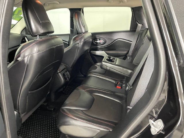 Used 2017 Jeep Cherokee Trailhawk w/ Comfort/Convenience Group AWD/4WD image 19