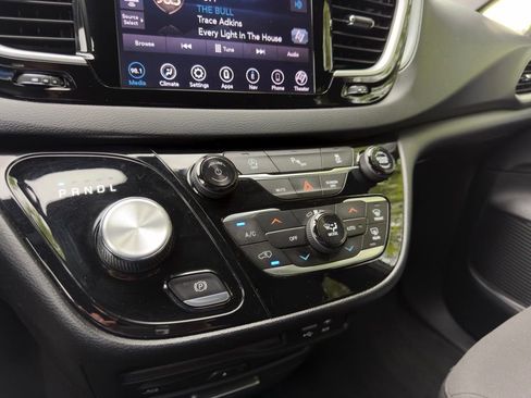 Used 2020 Chrysler Pacifica Touring w/ S Appearance Package FWD image 23