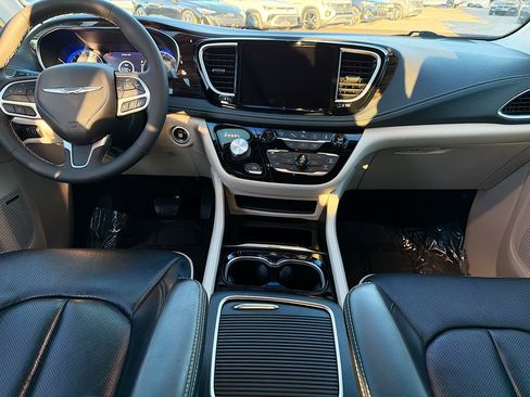 Used 2022 Chrysler Pacifica Limited image 19