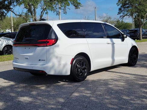 Used 2024 Chrysler Pacifica Limited FWD image 5
