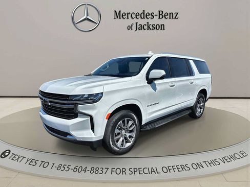 Used 2023 Chevrolet Suburban LT w/ Luxury Package RWD image 1