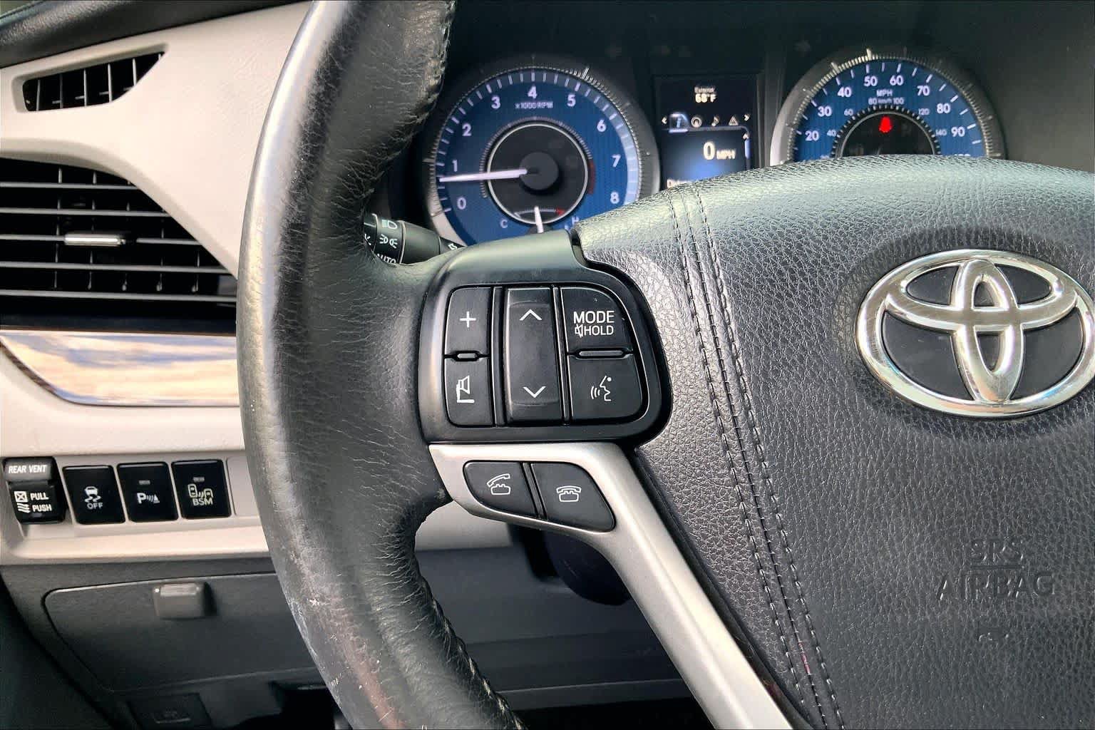 Used 2017 Toyota Sienna XLE Premium AWD/4WD image 24