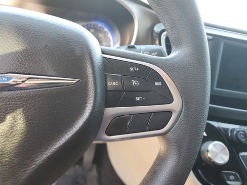 Used 2018 Chrysler Pacifica L image 26