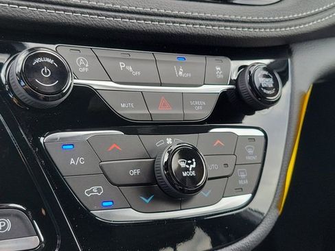 New 2026 Chrysler Pacifica Limited image 24