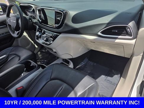 Used 2024 Chrysler Pacifica Touring-L FWD image 18