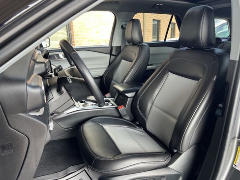Used 2023 Ford Explorer XLT w/ Equipment Group 202A AWD/4WD image 3