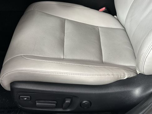 Used 2016 Toyota Avalon Limited image 16