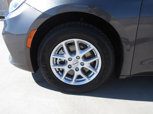 Used 2022 Chrysler Pacifica Touring-L image 4