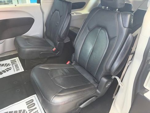 Used 2020 Chrysler Pacifica Touring-L FWD image 9