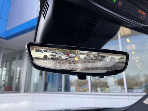 Used 2025 Buick Enclave Avenir image 32