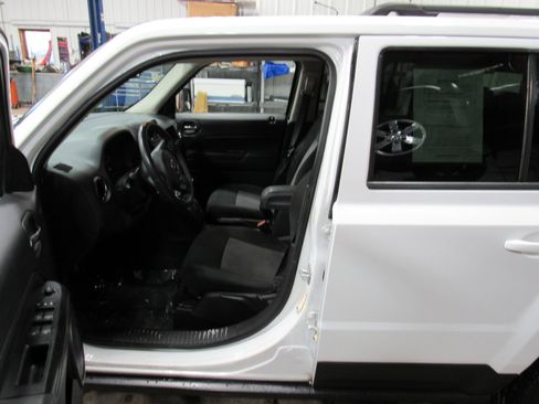 Used 2014 Jeep Patriot Latitude w/ Sun/Sound Group image 11