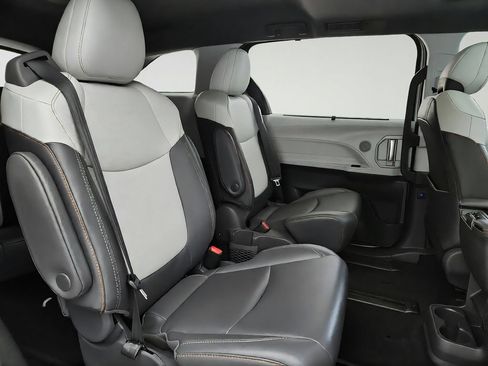 Used 2021 Toyota Sienna XSE FWD image 31