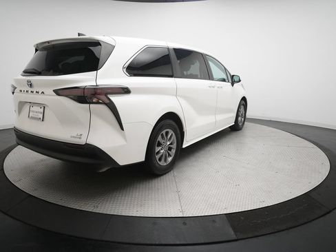 Used 2023 Toyota Sienna LE FWD image 34