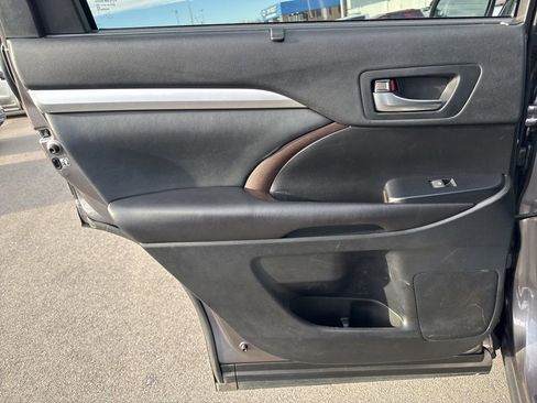 Used 2019 Toyota Highlander XLE image 30