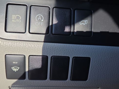 Used 2019 Toyota Highlander Plus FWD image 25