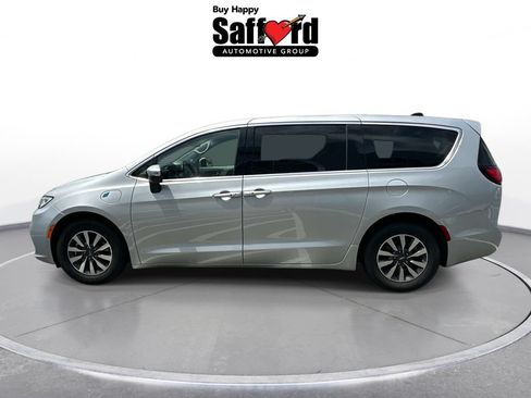 Used 2023 Chrysler Pacifica Touring-L FWD image 4