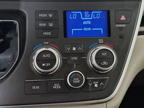 Used 2020 Toyota Sienna XLE FWD image 23