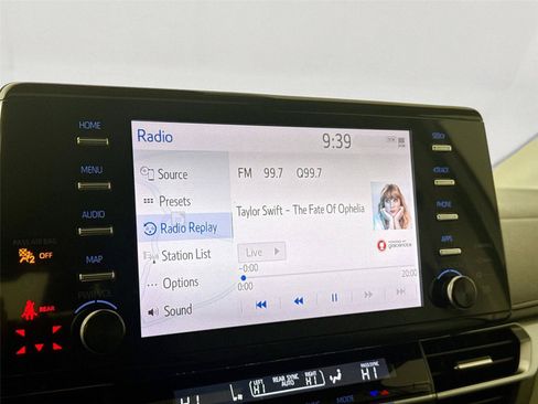 Used 2023 Toyota Sienna Limited FWD image 25