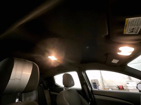 Used 2013 Dodge Avenger SE image 22