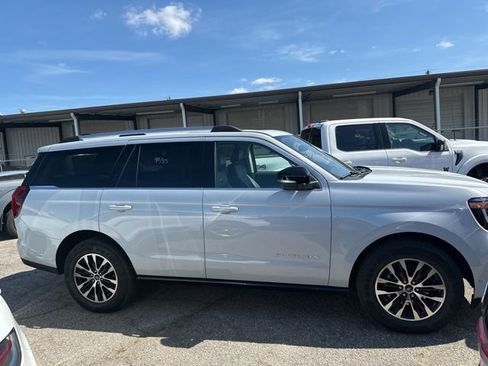 Used 2025 Ford Expedition Platinum image 7