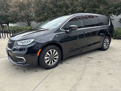Used 2023 Chrysler Pacifica Touring-L FWD image 3