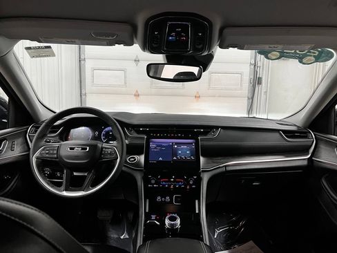Used 2023 Jeep Grand Cherokee Limited AWD/4WD image 38