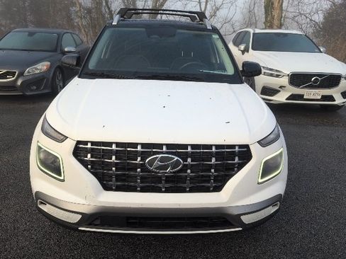 Used 2023 Hyundai Venue Limited w/ Cargo Package image 9