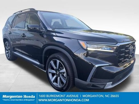 Used 2025 Honda Pilot Touring image 1