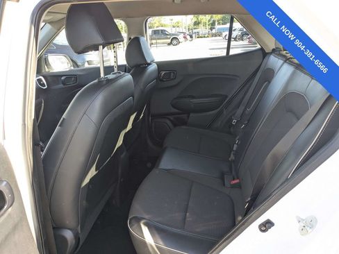 Used 2023 Hyundai Venue Limited FWD image 14