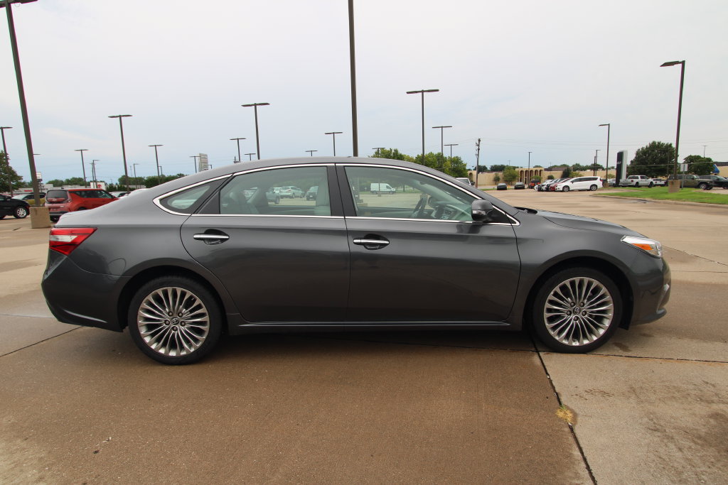 Used 2018 Toyota Avalon Limited w/ All Weather Liner Package FWD image 4