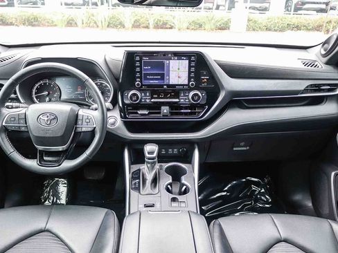 Used 2022 Toyota Highlander XSE FWD image 14