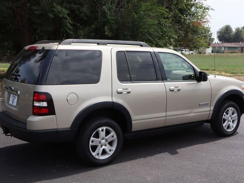 Used 2007 Ford Explorer XLT image 4