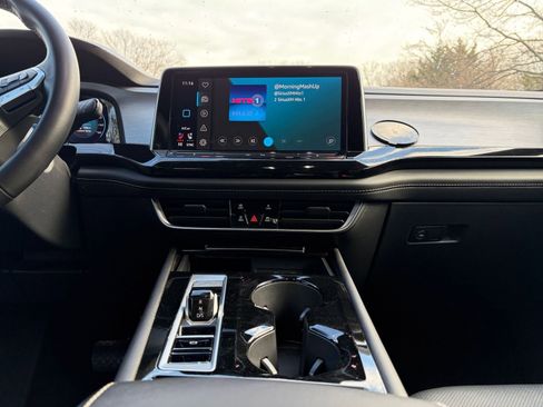 Used 2025 Volkswagen Atlas Cross Sport SE image 18