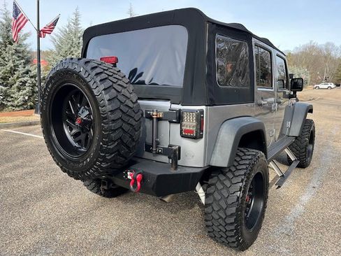 Used 2017 Jeep Wrangler Unlimited Rubicon w/ Connectivity Group image 34