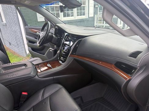 Used 2018 Cadillac Escalade Premium Luxury AWD/4WD image 17