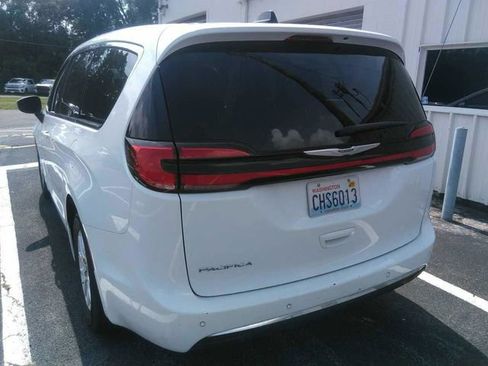 Used 2023 Chrysler Pacifica Touring-L FWD image 2