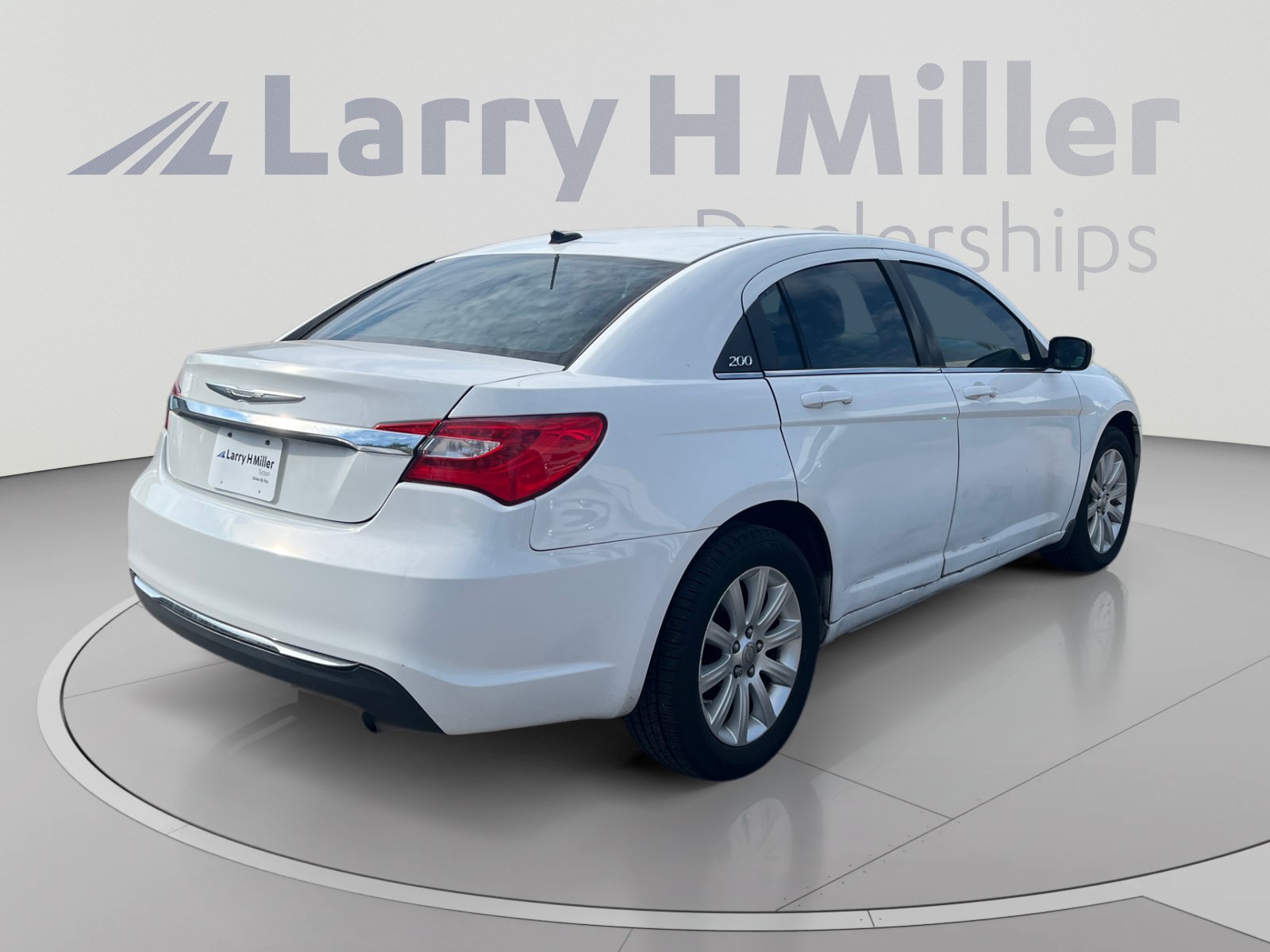 Used 2013 Chrysler 200 Touring FWD image 5