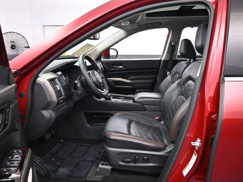 Used 2022 Nissan Pathfinder Platinum w/ Cargo Package FWD image 12