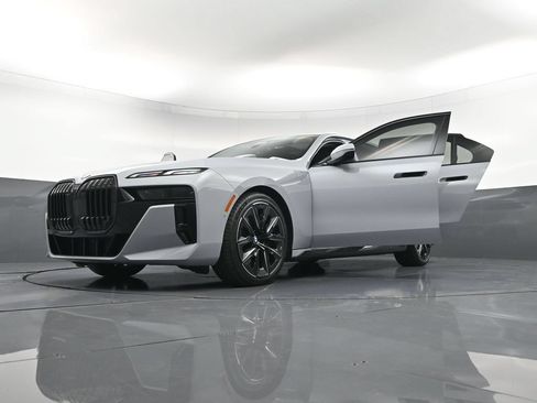 Used 2025 BMW 760i xDrive AWD/4WD image 44